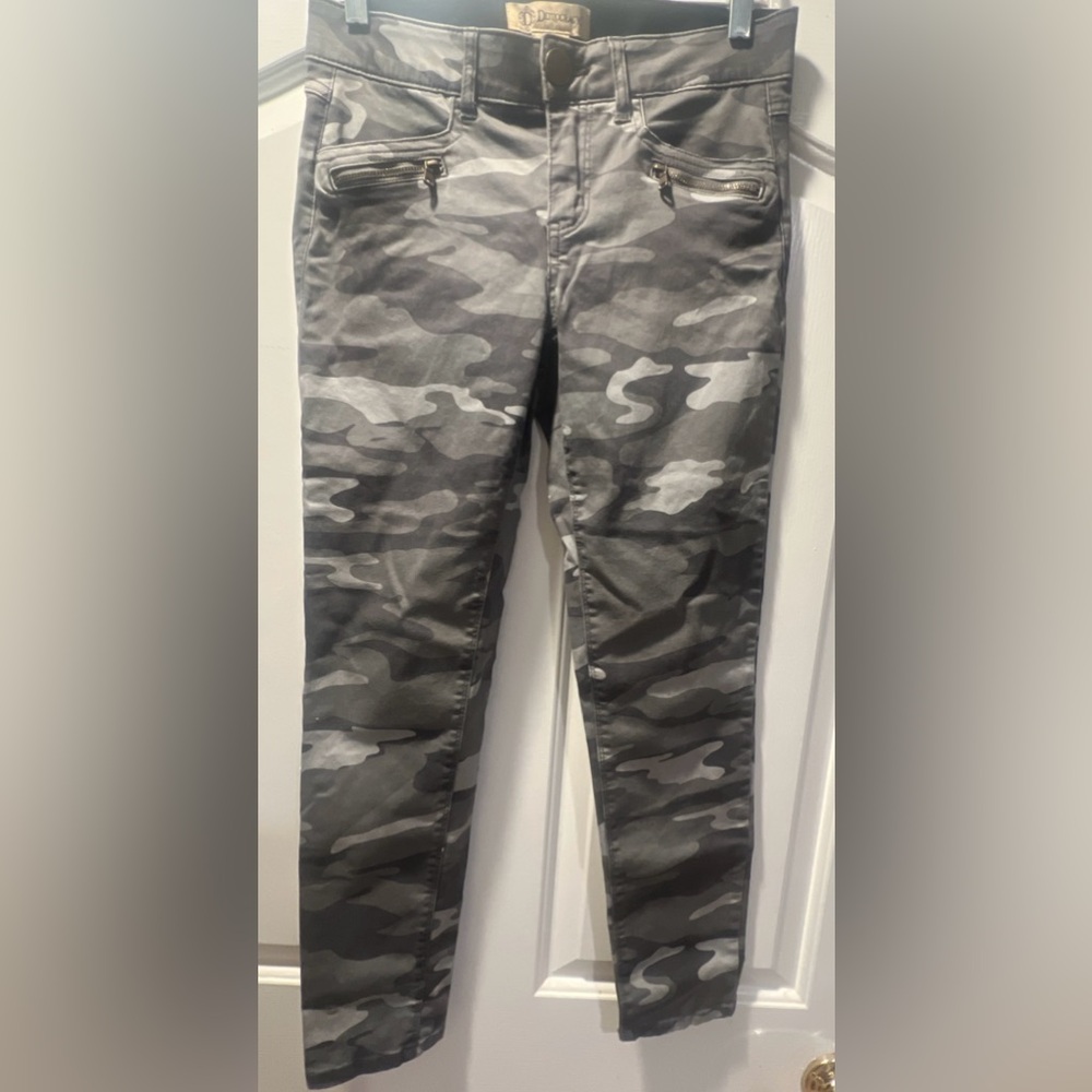 Democracy “Ab” technology Camo Skinny Jeans Women’s Size 6 Measure 30” Waist